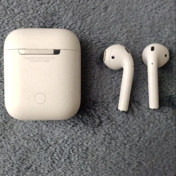 White Apple Airpods 2nd Generation Lightening Charging Case 100% Authentic